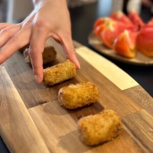 Welcome to Valencia: Tapas & Drinks Tasting Experience with Locals