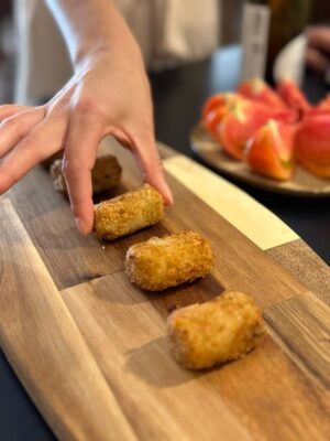 Welcome to Valencia: Tapas & Drinks Tasting Experience with Locals