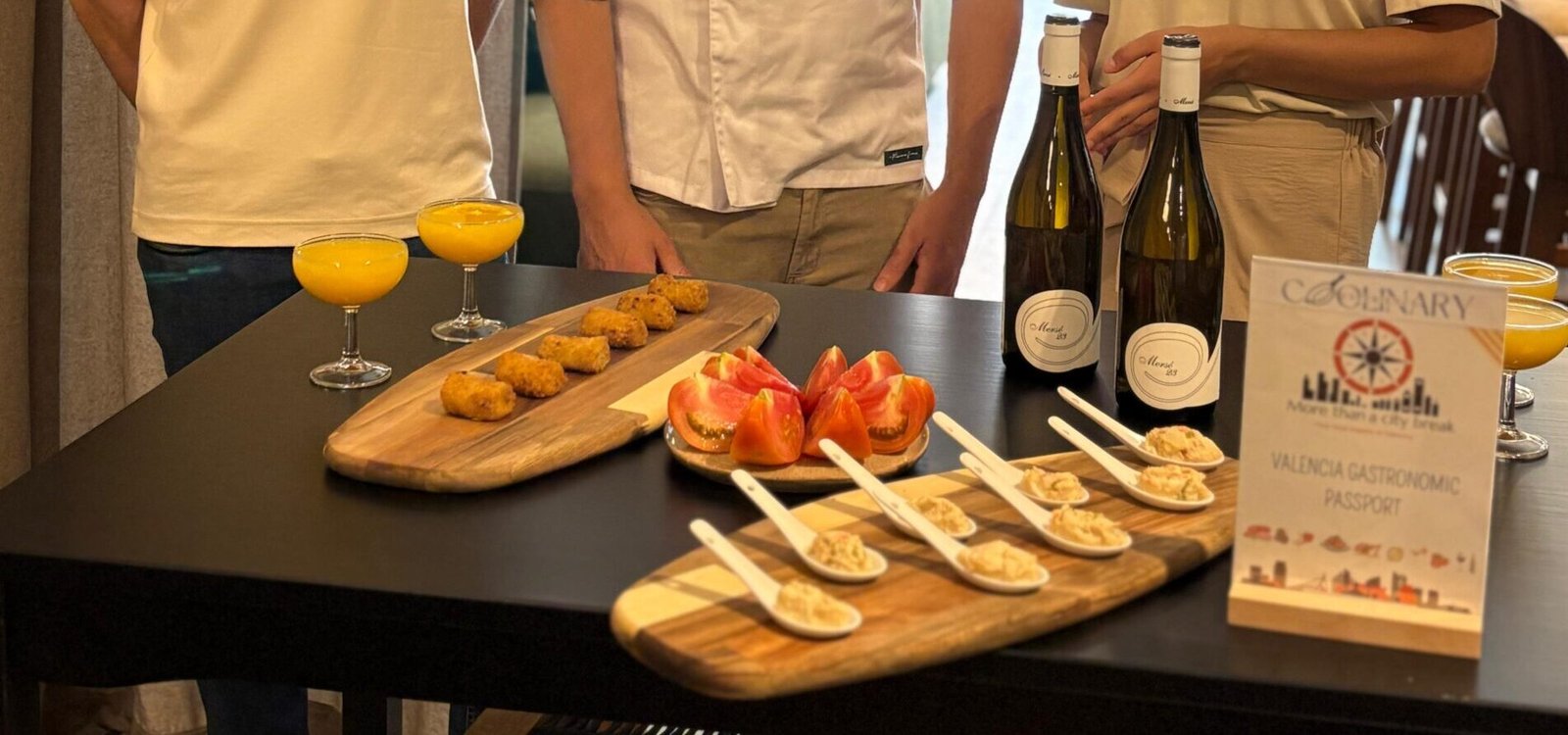Viajeros sonriendo junto a su guía local en la experiencia por Valencia con un chef privado.