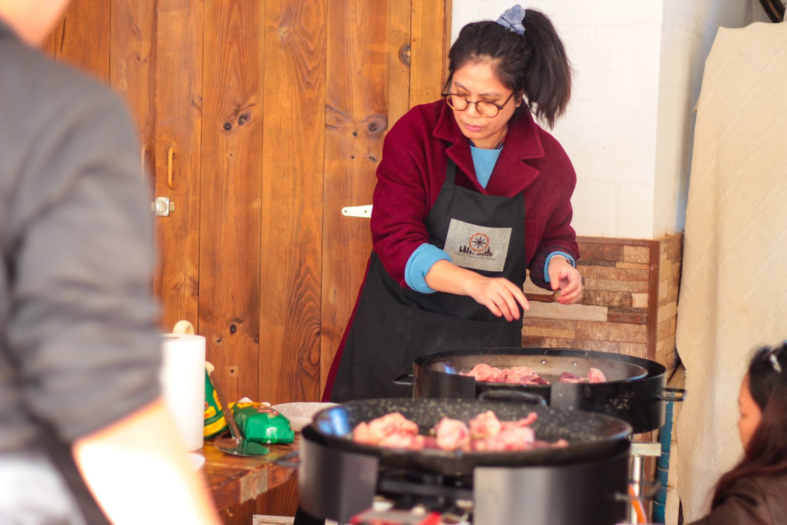 Viajeros sonriendo junto a su guía local en la experiencia por Valencia con un chef privado.