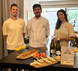 Viajeros sonriendo junto a su guía local en la experiencia por Valencia con un chef privado.