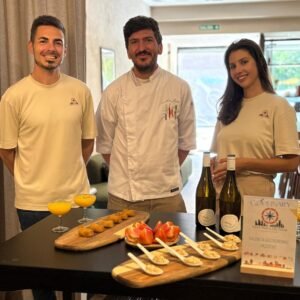Viajeros sonriendo junto a su guía local en la experiencia por Valencia con un chef privado.